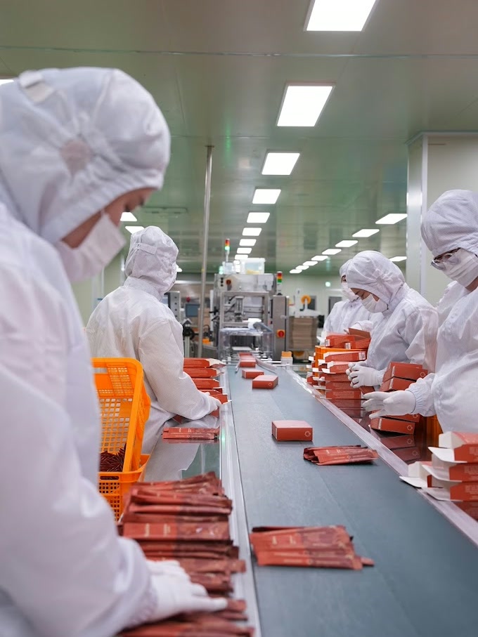 Công nhân giám sát dây chuyền đóng gói